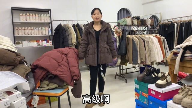 小丽上午摔得不轻，阿东不放心下班来接，刚到的羽绒服看看好看吧 смотреть онлайн