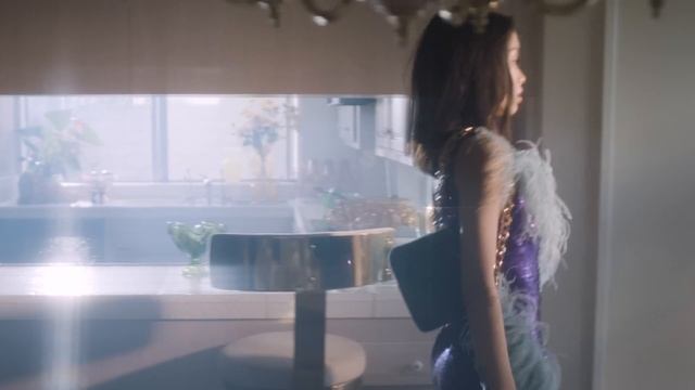 Lexie Liu - Love and Run (Official Music Video) смотреть онлайн