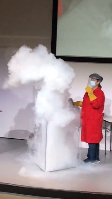 What happens when Boiled Water is Poured into Liquid Nitrogen? It's just OMG! смотреть онлайн