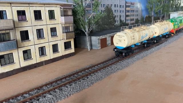 Цистерны 15-886 для перевозки молока + PIKO ЧМЭ3 в масштабе 1:87 смотреть онлайн