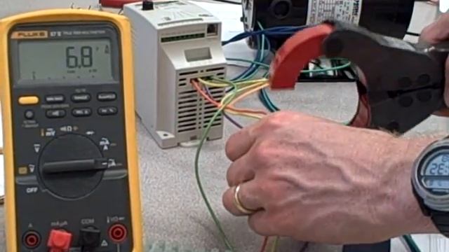 Using a clamp-on ammeter to measure three-phase current смотреть онлайн