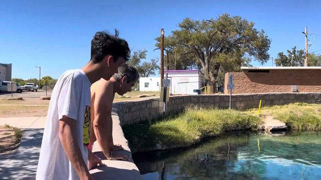 Agak laen Trip keluarga Indonesia Rusia ber Salto di Blue Hole New Mexico смотреть онлайн