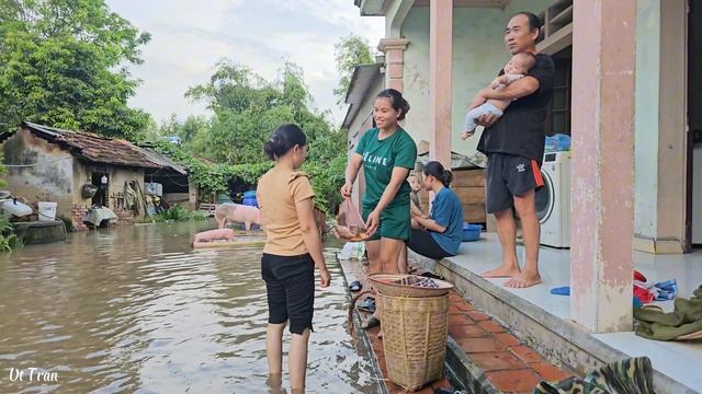 A small action of Binh warms the hearts of flooded families смотреть онлайн