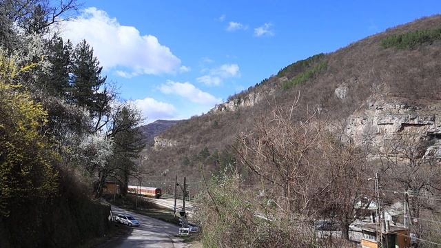 БВ 2610 Варна-София минава прелеза на гара Лакатник, начело със Сматрона 80 049... смотреть онлайн