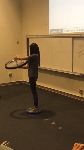 Angular momentum conservation experiment using a bike wheel смотреть онлайн