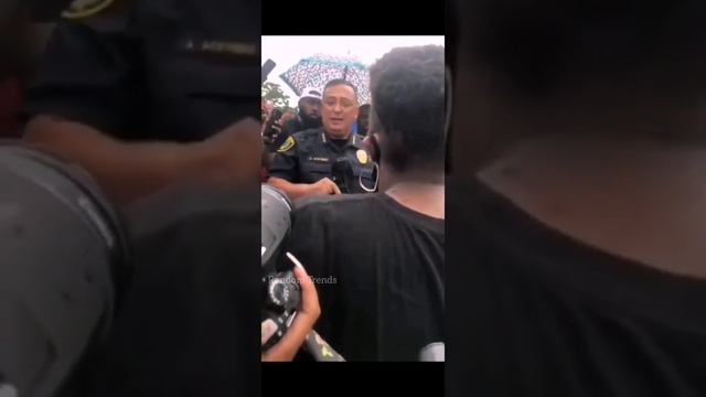 Salute to this Police Cop | Houston Police Chief against Racists | USA Riots #BlackLivesMatter смотреть онлайн