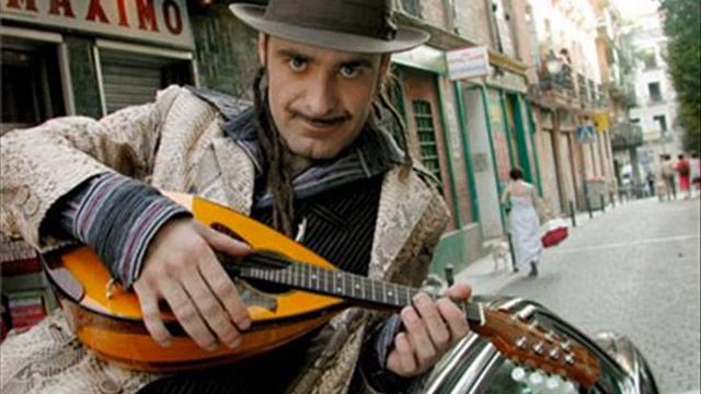 Tonino Carotone - Tu vuo fa l'americano смотреть онлайн