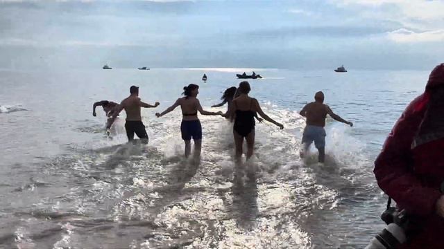 NYC: Dolly Parton at Coney Island Polar Bear Plunge!! New Year's Day New York City - Jan 1, 2024 смотреть онлайн