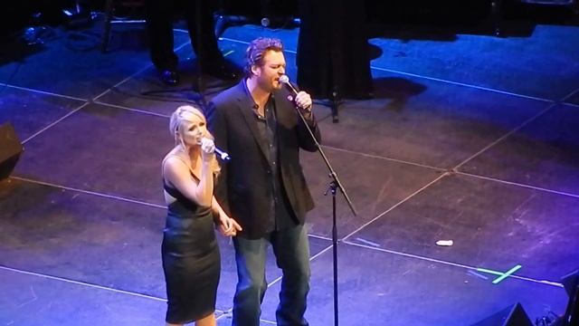 Blake Shelton & Miranda Lambert - These Days I Barely Get By - George Jones Tribute смотреть онлайн