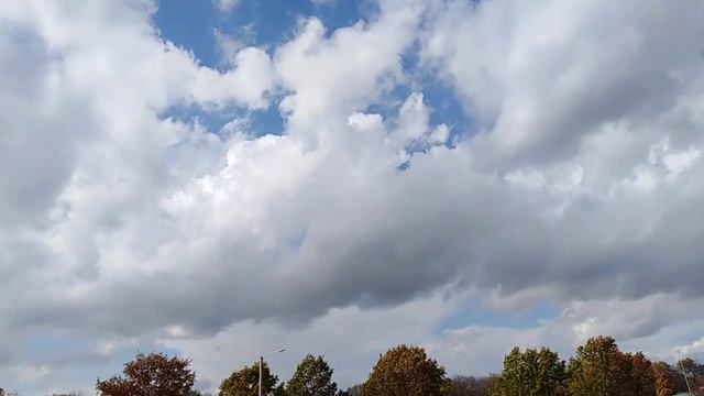 Beautiful cloud formations in 2 different levels of atmosphere. смотреть онлайн