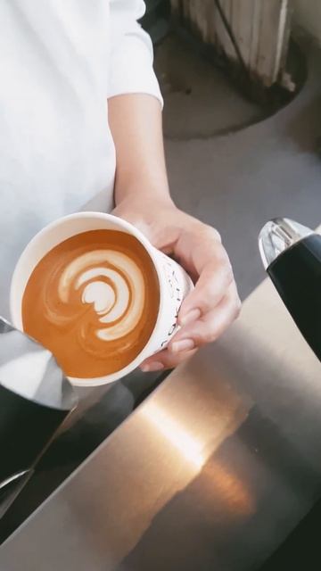 Latte art pouring tulip #freepour #tulip #cafelatte #latte #latteart #coffeelattee #kopisusu#barist смотреть онлайн