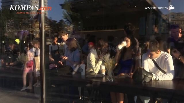 Starbucks Minggat, Gerai Imitasi Bernama Stars Coffee Dibuka di Rusia смотреть онлайн