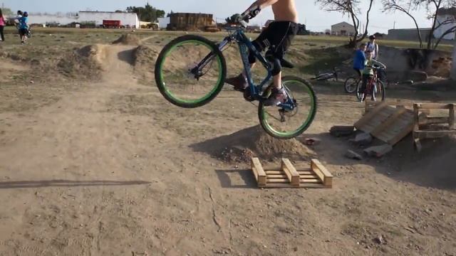 Santi saltando el salto de 1,5 mettros de largo. смотреть онлайн