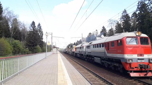 "Гонки!" Электровоз ВЛ11.8-678 и тепловоз 2М62У-0253 смотреть онлайн