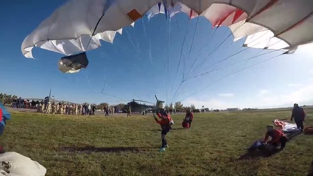 Показательный прыжок в Киргизии на день части, прыгает сборная ЦСКА. Я прыгаю с флагом ВС РФ смотреть онлайн