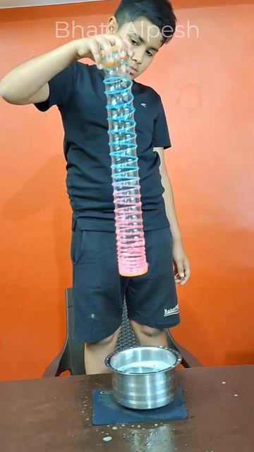 Surface tension fun with soap water and spring #experiment #sciencefun #scienceshort #physics #fun смотреть онлайн