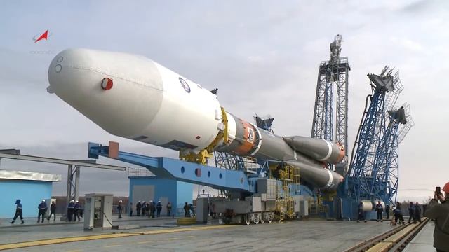 На космодроме "Восточный" на стартовой площадке установлена ракета-носитель смотреть онлайн