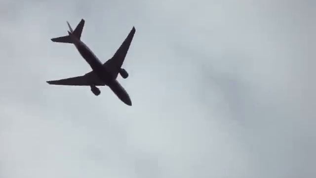 Plane flying away from Heathrow viewed from Bath Road смотреть онлайн