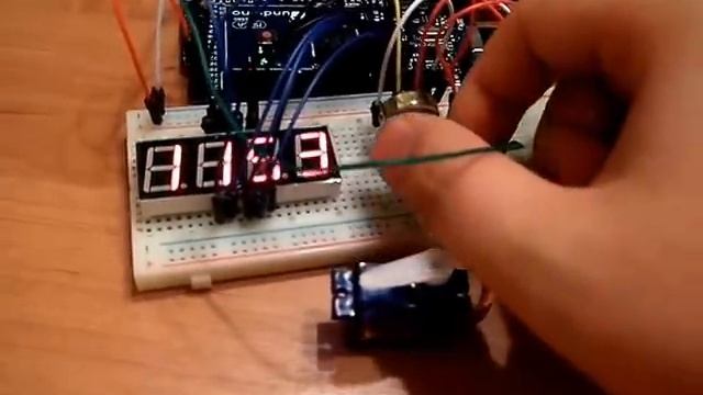 Pusher = Arduino, 4 digit 7 segment display, potentiometer, button, servo смотреть онлайн