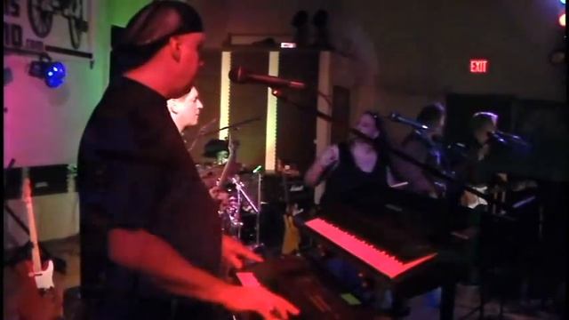 Gray Guns Band - Refugee смотреть онлайн