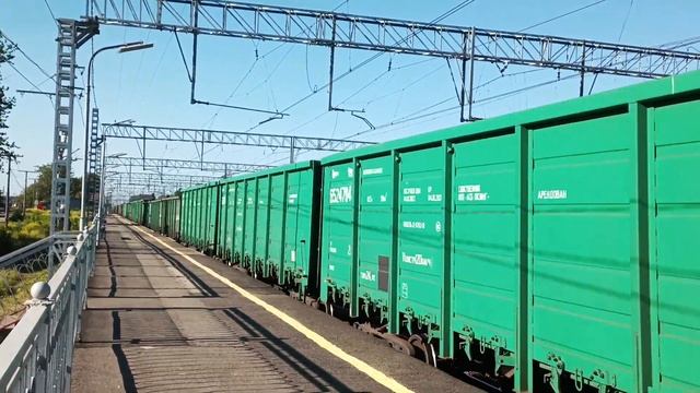 Электровоз 3ЭС4К-001 с грузовым поездом, станция Сиверская смотреть онлайн