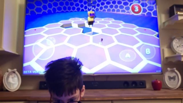 Kral Musab süper ayı'da kraliçe arı'yı yeniyor. смотреть онлайн