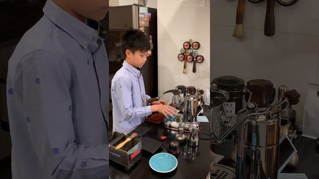 Pulling coffee latte with La Pavoni lever machine смотреть онлайн