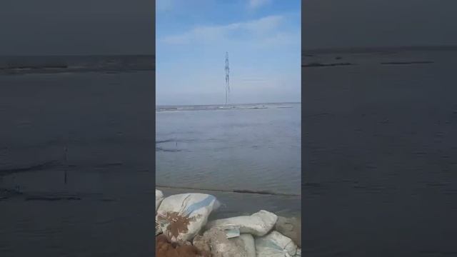 опоры ЛЭП под напряжением сносит водой #nature #стихия смотреть онлайн