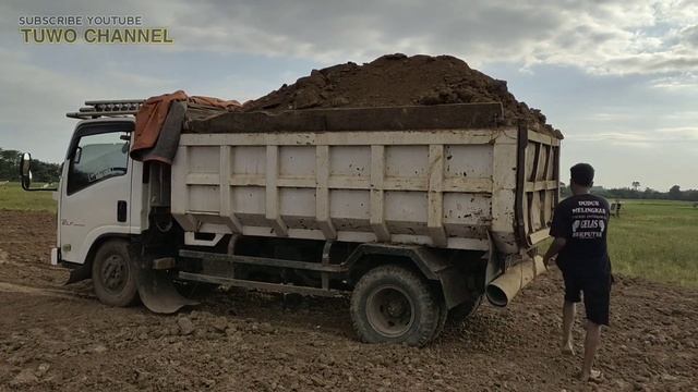 Mobil Dump Truk Isuzu Jomplang Tanah Timbunan Full Bak смотреть онлайн