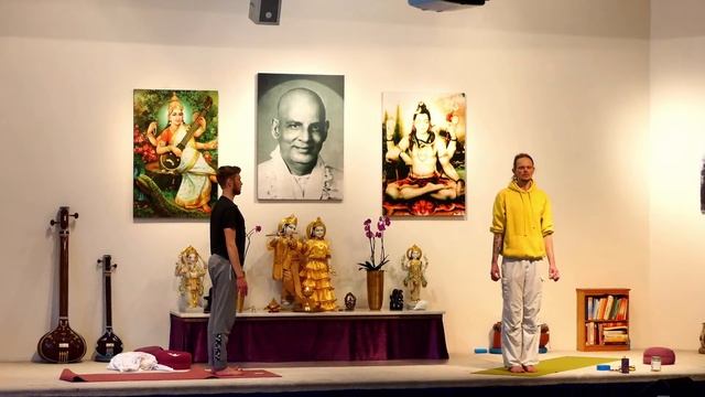 YOGA "Im Gleichgewicht" Mittelstufe mit Mahindra - Yoga Vidya Live 16:15 Uhr 09.03.2021 смотреть онлайн