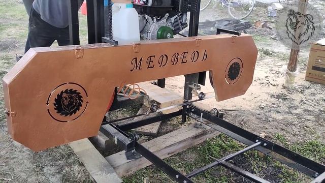 Самодельная Бензиновая пилорама у нового хозяина . Band sawmill Bear 800 смотреть онлайн