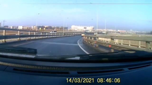 Водитель пытается указать велосипедисту место на дороге смотреть онлайн