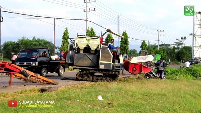 COMBINE HARVESTER MAXXI BIMO 110 RIDE ON THE TOYOTA DYNA TOWING TRUCK