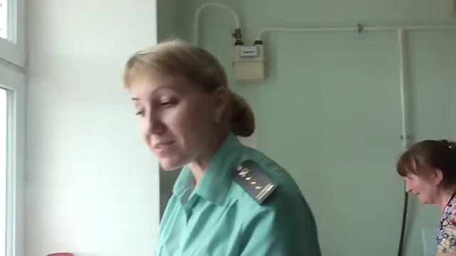 Испуг в глазах, командные нотки, незнание законных прав смотреть онлайн