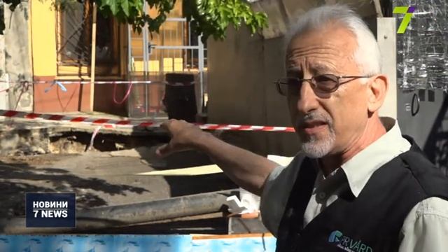 На вул. Єврейській посеред двору утворилася величезна яма смотреть онлайн