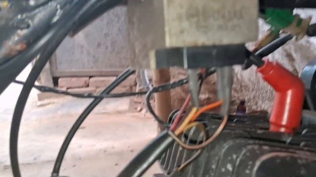 Suzuki Max 100 Battery installation|| Any old model bike mein kaise battery fitting kra смотреть онлайн