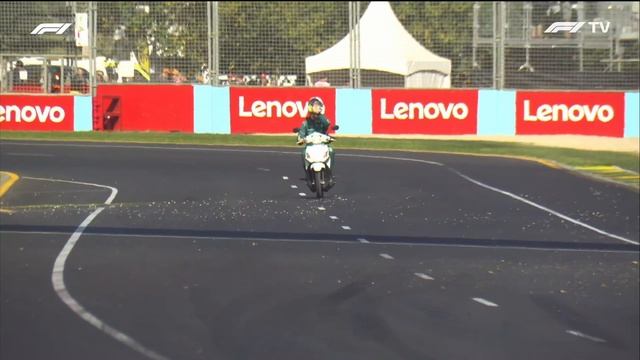 Sebastian Vettel Driving Back to the Pits by a Scooter after F1 Australian GP FP1 2022 смотреть онлайн
