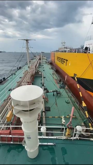 Выгрузка танкера к накопителю смотреть онлайн