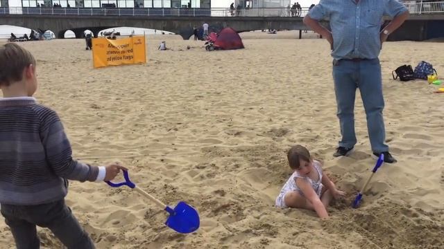 Charles-Henry and Emily playing on the beach смотреть онлайн