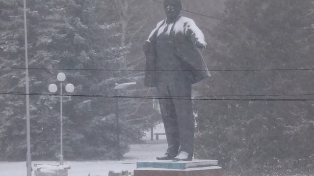 Памятник Ленину на площади Ленина в снежный буран днём 20/11/2021. Температура около нуля градусов смотреть онлайн