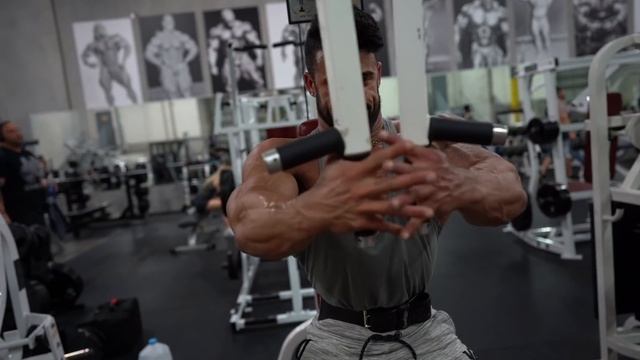 SANTI ARAGON | 2019 PUERTO RICO PRO EP. 2 | 4.5 WEEKS OUT | CHEST DAY WITH PASTOR PUMP смотреть онлайн