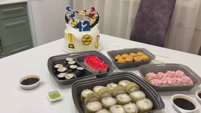 Испекла торт, заказали роллы, празднуем день рождения. смотреть онлайн