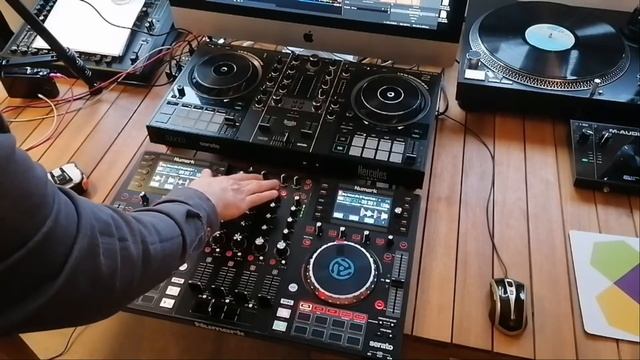 NUMARK NVII vs Hercules IMPULSE 500 смотреть онлайн