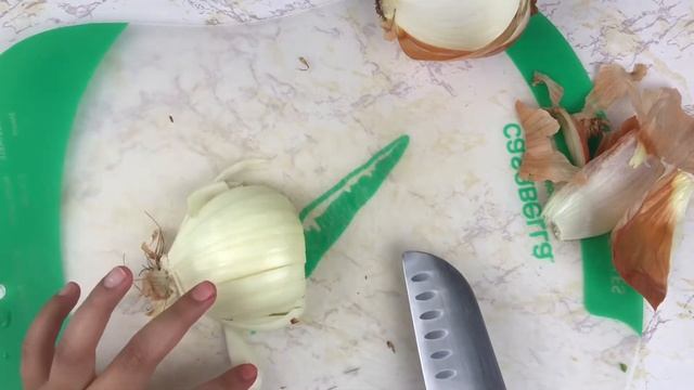 Beginners In The Kitchen | How to dice an onion | Simply Maha смотреть онлайн