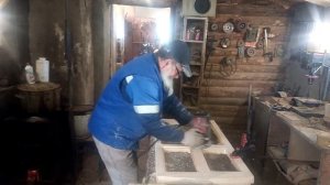 Оконная рама своими руками, вырезаю паз под стекло ручным фрезером.