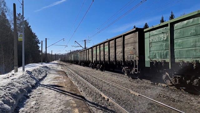 Электровоз постоянного тока ВЛ11⁸-758А/721Б с грузовым составом. смотреть онлайн