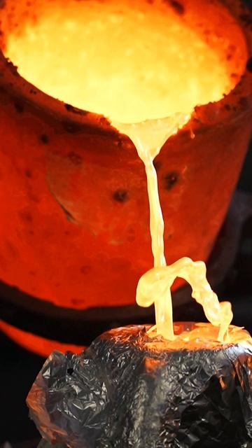 INSANELY SATISFYING! Pouring Molten Bronze!! смотреть онлайн