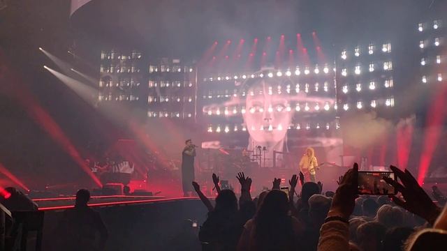 Queen, And Adam Lambert , Radio Ga Ga смотреть онлайн