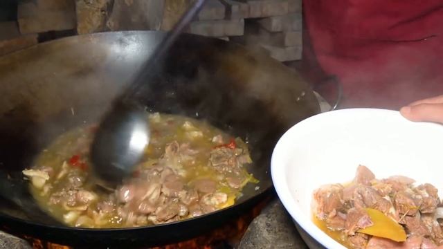 【陕北霞姐】6斤大羊腿犒劳家人，从天亮炖到天黑，陕北羊腥汤泡饭吃，真是猛香了！ смотреть онлайн