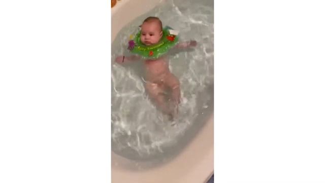 Baby swimmer/Baie cu colacul de gat смотреть онлайн
